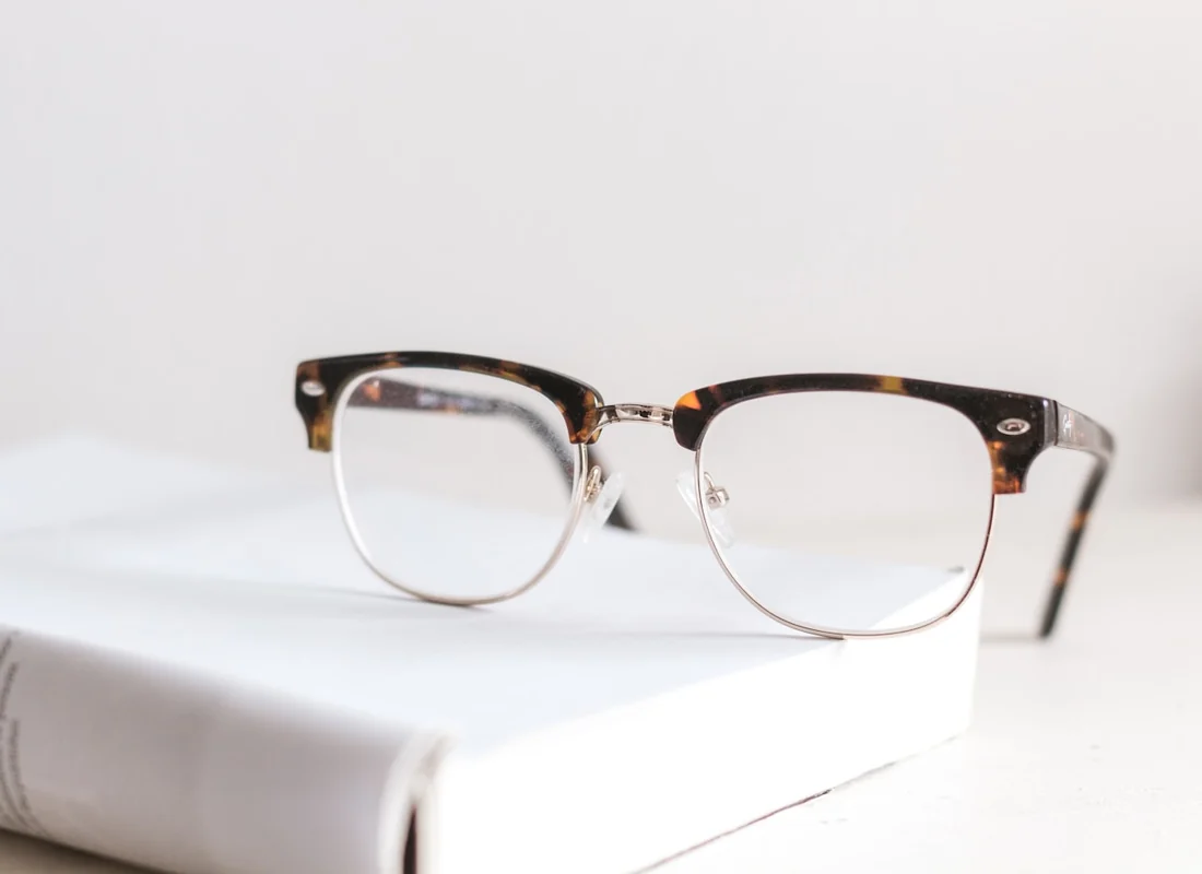 Une paire de lunettes posée sur un document